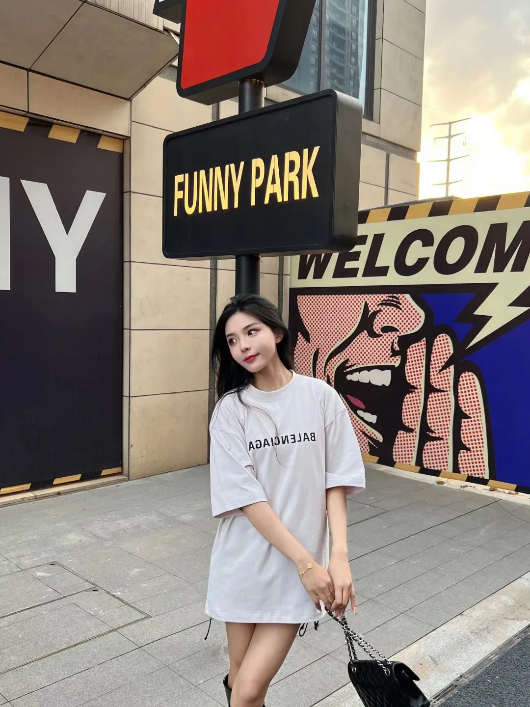 P80✨🔥 BALENCIAGA Paris reverse letter printed short-sleeved T-shirt. Custom-woven and dyed 280g combed cotton heavyweight fabric. Zero color difference in threads. Perfect details. Different from the current currency version. Welcome to compare. Same Style for men and women. Must-sell in the picture above. Color: White Black Size: 1 2 3 4